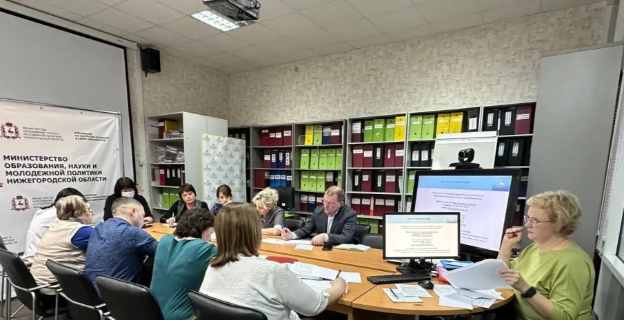 8 февраля 2024 года управлением по контролю и надзору в сфере образования министерства образования и науки Нижегородской области проведено рабочее совещание в форме круглого стола с руководителями общеобразовательных организаций,планирующих в 2024 году получить государственную аккредитацию образовательной деятельности по основным общеобразовательным программам.